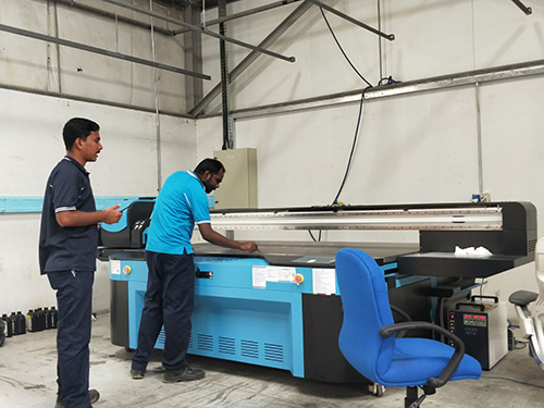 客戶查看uv平板機(jī)